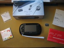 Die Sony PSP mit einem Teil des Zubeh&ouml;rs und 32 MB Speicherkarte